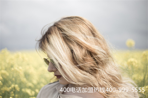 一個妹子在田野中 一個妹子在田野中